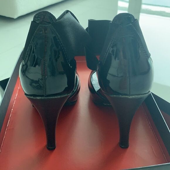 BCBG *COMFORTABLE* Monroe PATENT PLATFORM SANDALS - Picture 3 of 11